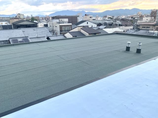 新築時と同じアスファルトで防水層を形成
