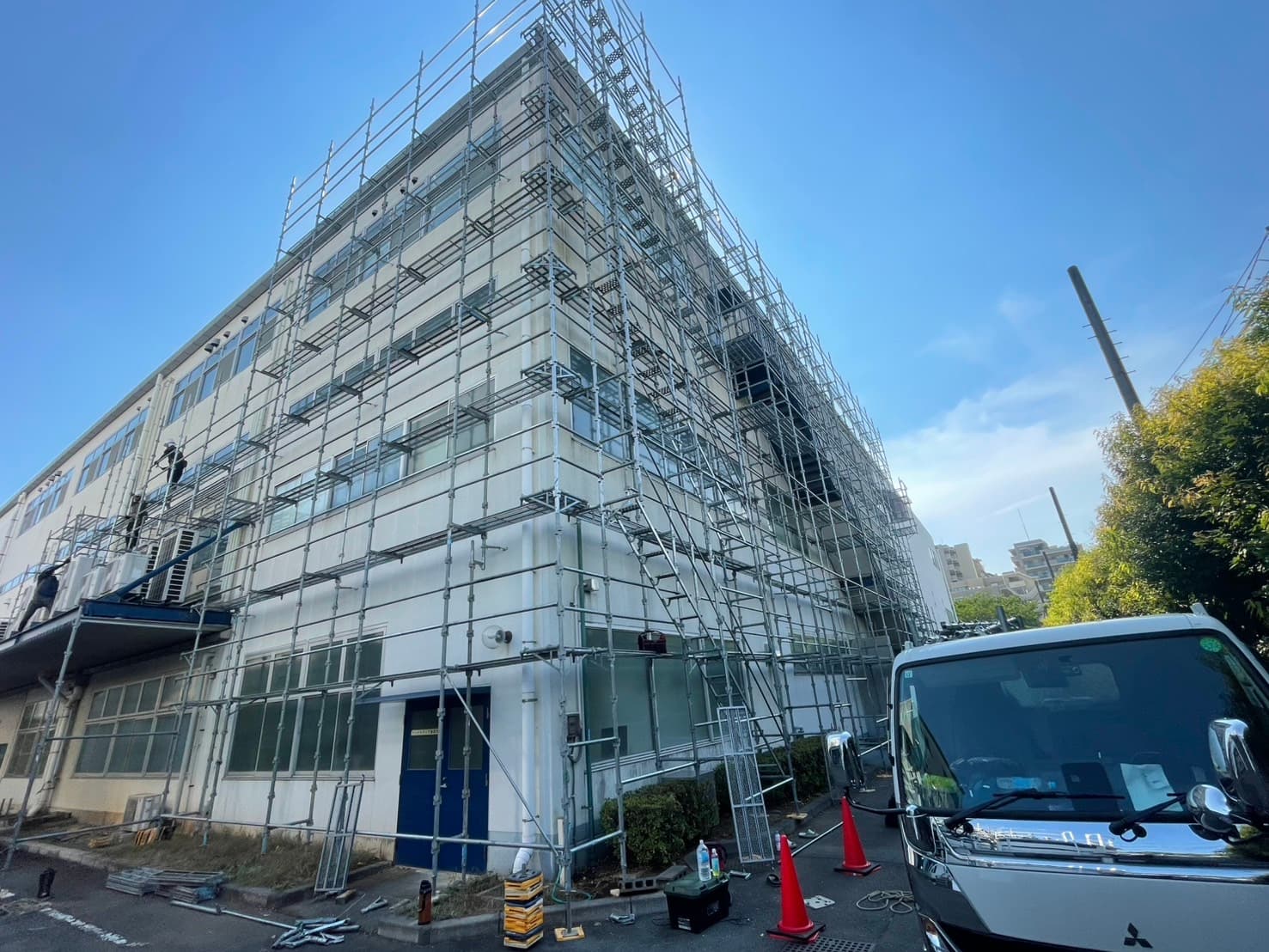 【東京都昭島市】 工場 外装改修工事・屋根遮熱塗装工事着工